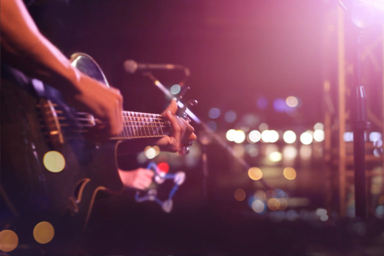 Hudba, hudobný klub, gitara, gitarista