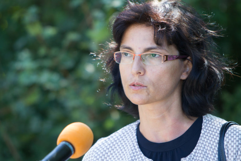 Podpredsedníčka Správnej rady ÚPN Marína Zavacká počas pietnej spomienky pri pamätníku Hartmuta Tautza na bratislavskej Kopčianskej ulici pri príležitosti 35. výročia usmrtenia Hartmuta Tautza, obete zločinu proti ľudskosti. Bratislava, 9. august 2021.