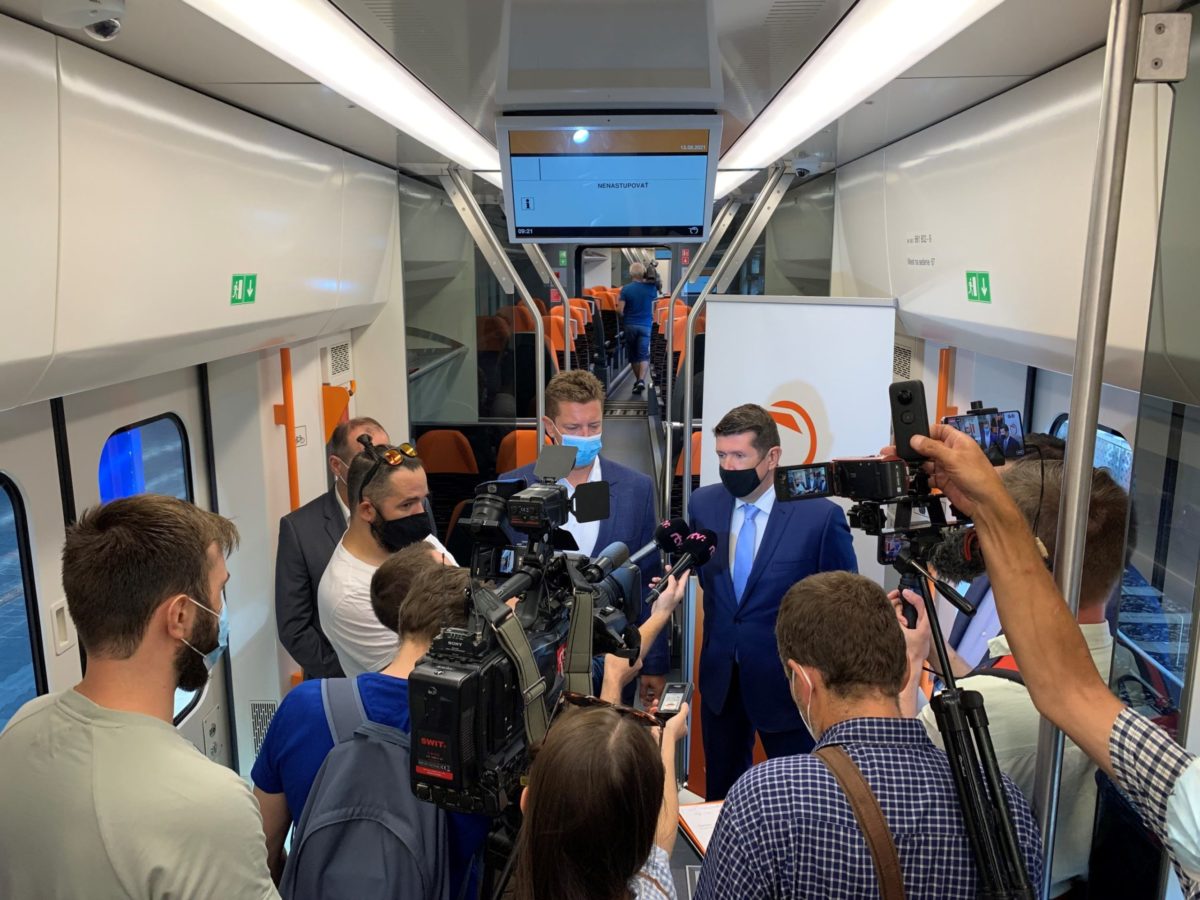 Tlacova konferencia sa uskutocnila priamo v jednej z uz dodanych ej ktore premavaju v zilinskom a trencianskom regione..jpg