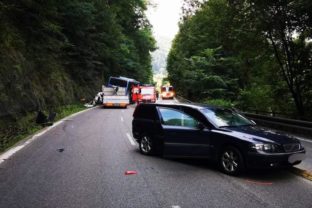 Pri nehode došlo k zrážke autobusu a troch osobných vozidiel.