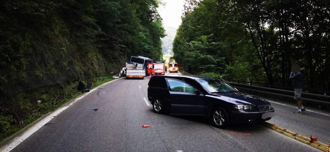 Pri nehode došlo k zrážke autobusu a troch osobných vozidiel.