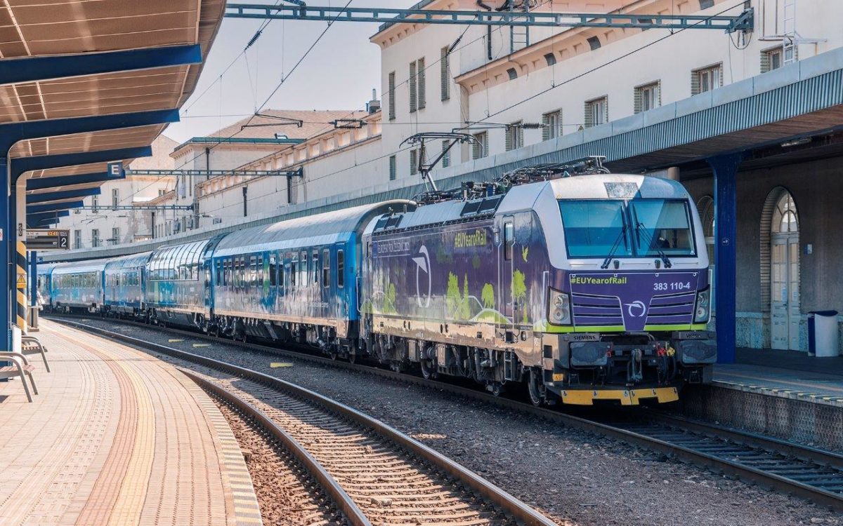 Connecting europe express a rusen zssk vectron s dizajnom k europskemu roku zeleznic na hlavnej stanici v bratislave.jpg