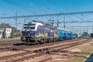 Connecting europe express na cele s lokomotivouzssk vectron vchadza na bratislavsku hlavnu stanicu.jpg