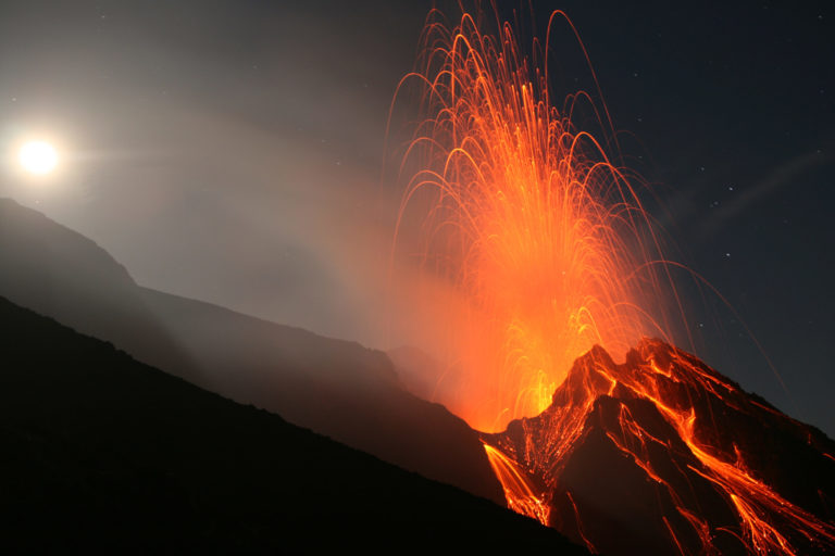 Sopka, erupcia sopky, láva