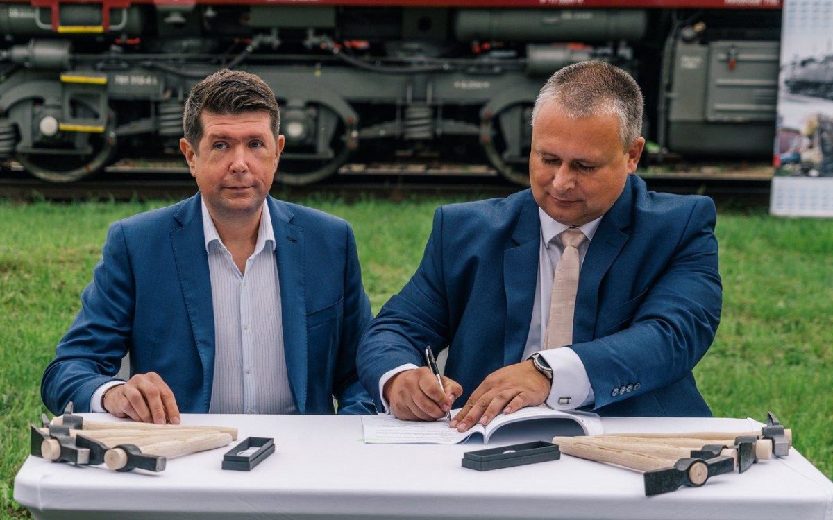 Jan lukac podpredseda predstavenstva a riaditel useku prevadzky zssk podpisuje zmluvu o dielo technicko hygienickej udrzby zeleznicnych kolajovych vozidiel pre stredisko humenne.jpg