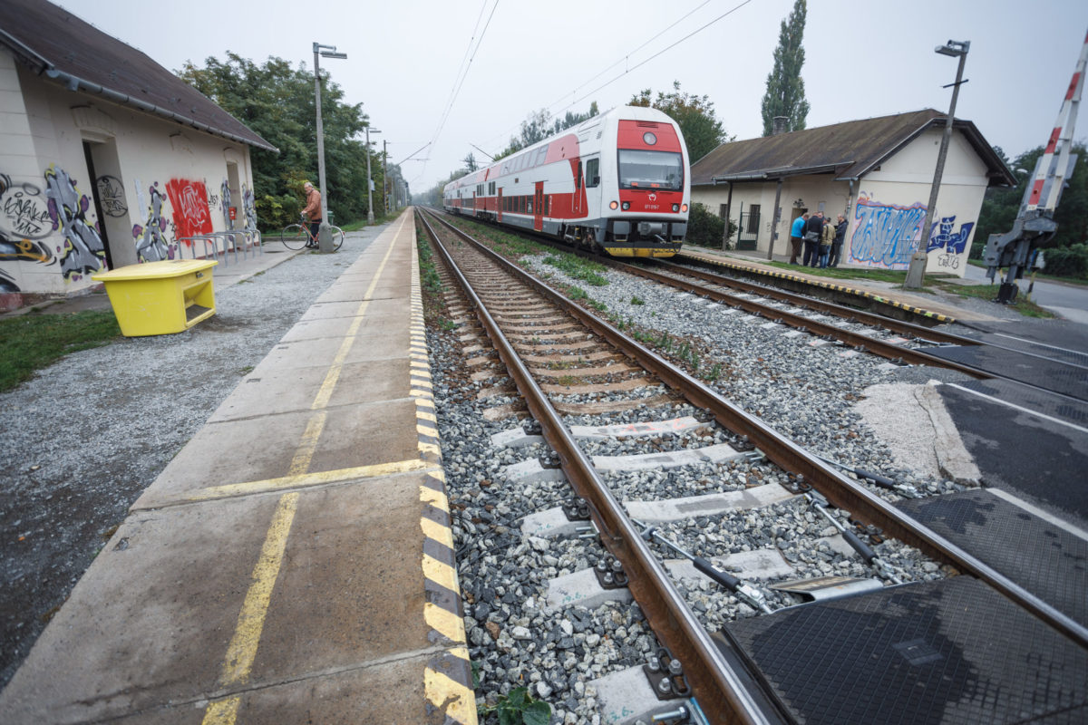 Železničná zastávka, stanica