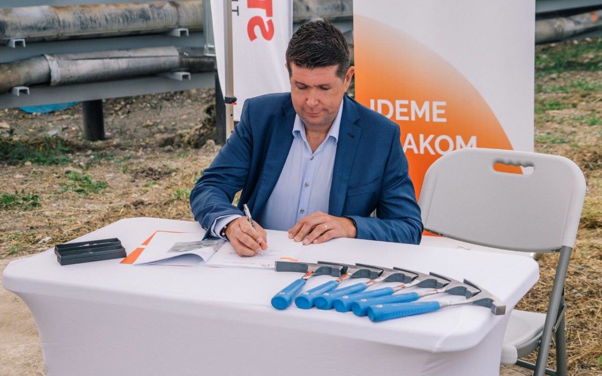 Predseda predstavenstva zssk roman koren podpisuje zmluvu o dielo technicko hygienickej udrzby zeleznicnych kolajovych vozidiel pre stredisko zvolen.jpg