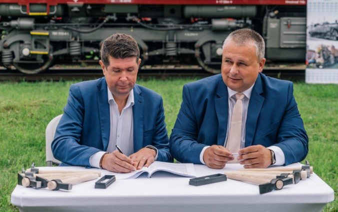 Roman koren predseda predstavenstva zssk podpisuje zmluvu o dielo technicko hygienickej udrzby zeleznicnych kolajovych vozidiel pre stredisko humenne.jpg