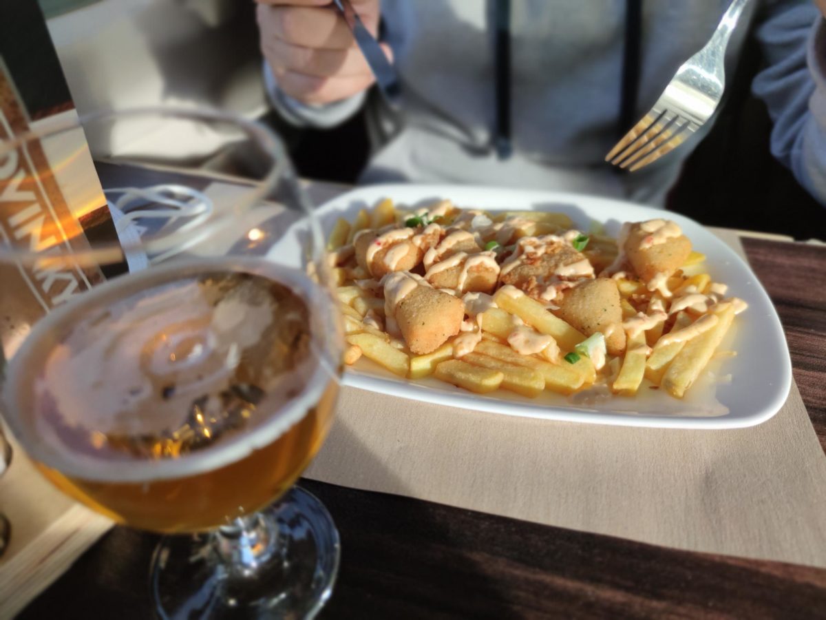 Oblubena pochutka vyprazany syr s hranolkami je spat v menu restauracnych voznov.jpg