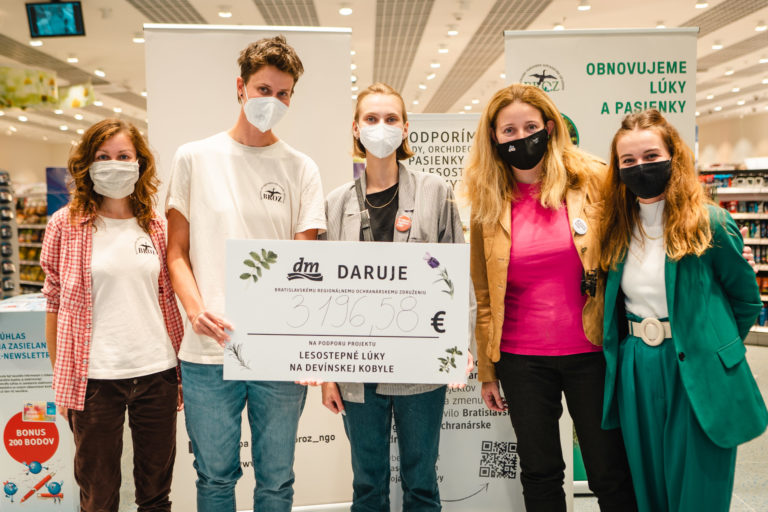 Odovzdavanie seku_zlava alena pavlikova brozandrea froncova broz natalia pazicka greenfluencerka jana suplatova oblastna manazerka dm diana hezel marketing dm.jpg