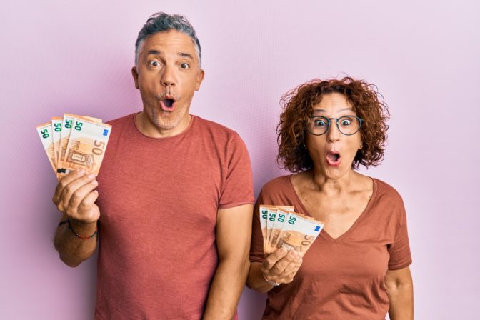 Peniaze, muž, žena, prekvapenie