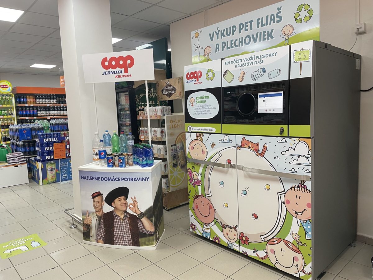 Zberny automat umiestneny v supermarkete coop jednota v krupine.jpg