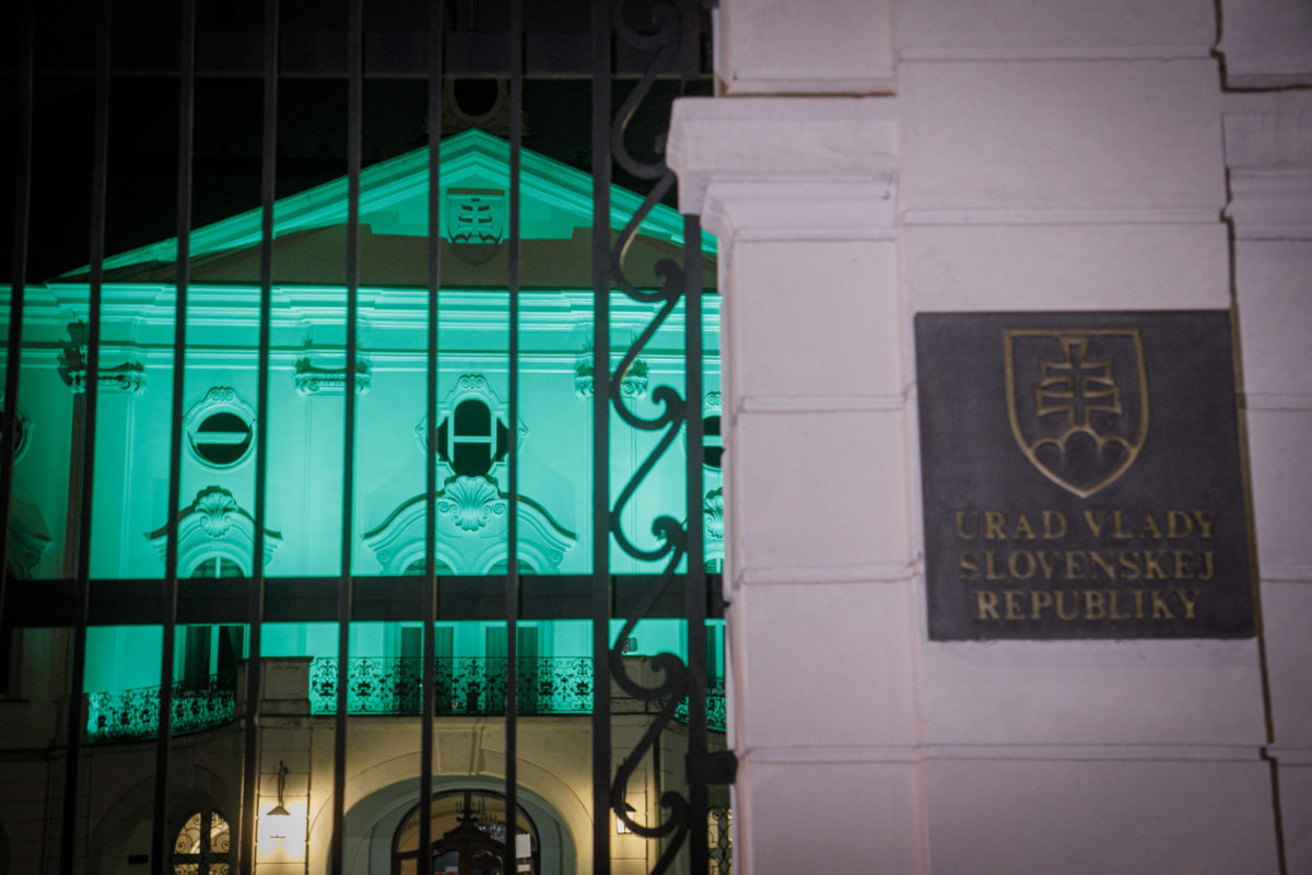 ENVIRO: Budova Úradu vlády SR nasvietená nazeleno