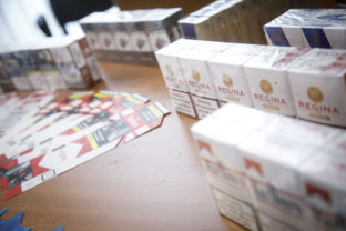 Zabavené tabakové výrobky z akcie BOB, vïaka ktorej sa podarilo rozložiť organizovanú zločineckú skupinu obchodujúcu s nelegálnymi tabakovými výrobkami. Bratislava, 4. november 2021.