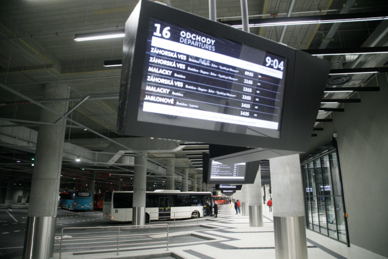 Autobus spoločnosti ARRIVA Mobility Solutions, ktorá je novým autobusovým dopravcom Bratislavského samosprávneho kraja (BSK), na nástupišti autobusovej stanice Nivy v Bratislave. Bratislava, 15. november 2021.