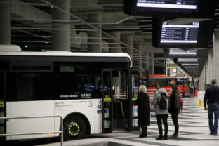 ¼udia nastupujú do autobusu spoločnosti ARRIVA Mobility Solutions, ktorá je novým autobusovým dopravcom Bratislavského samosprávneho kraja (BSK), na nástupišti autobusovej stanice Nivy v Bratislave. Bratislava, 15. november 2021.