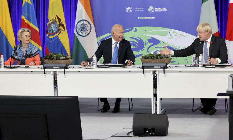 Britský premiér Boris Johnson, americký prezident Joe Biden a predsedníčka Európskej komisie Ursula von der Leyenová na samite COP26.