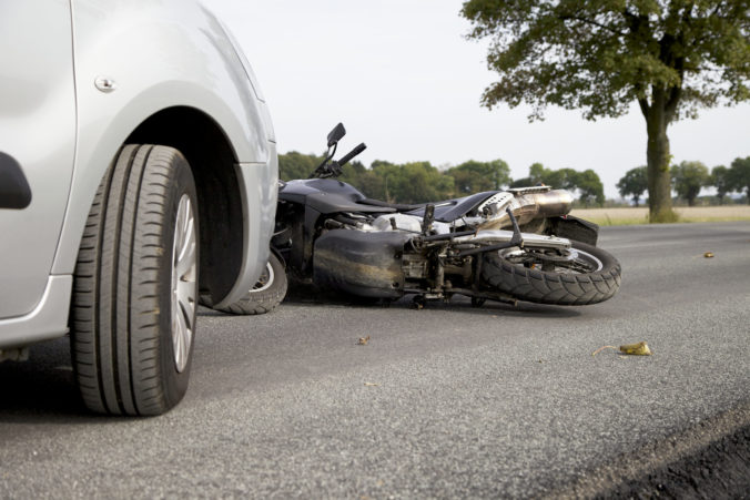 Dopravná nehoda, zrážka auta s motorkou