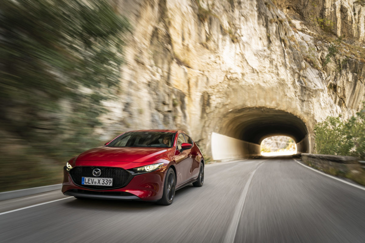Mazda3_skyactiv x_dynamic_hb_soul_red_crystal 4.jpg