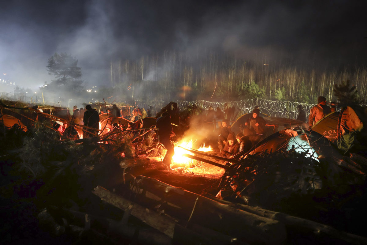 Pictures of the Week Global Photo Gallery Migrants warm themselves at a fire in frigid conditions as they gather at the Belarus Poland border near Grodno, Belarus, Saturday, Nov. 13, 2021. Belarusian state news agency Belta reported that Lukashenko on Saturday ordered the military to set up tents at the border where food and other humanitarian aid can be gathered and distributed to the migrants.