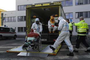 Virus Outbreak Czech Republic FILE - Health care workers transport a COVID 19 patient, in Ceska Lipa, Czech Republic, Thursday, March 18, 2021.  Coronavirus infections in the Czech Republic have soared to a record level again, reaching almost 26,000 daily cases. The Health Ministry says the daily tally hit 25,864 on Tuesday,  Nov. 23, 2021, about 3,000 more than the previous record registered on Friday.