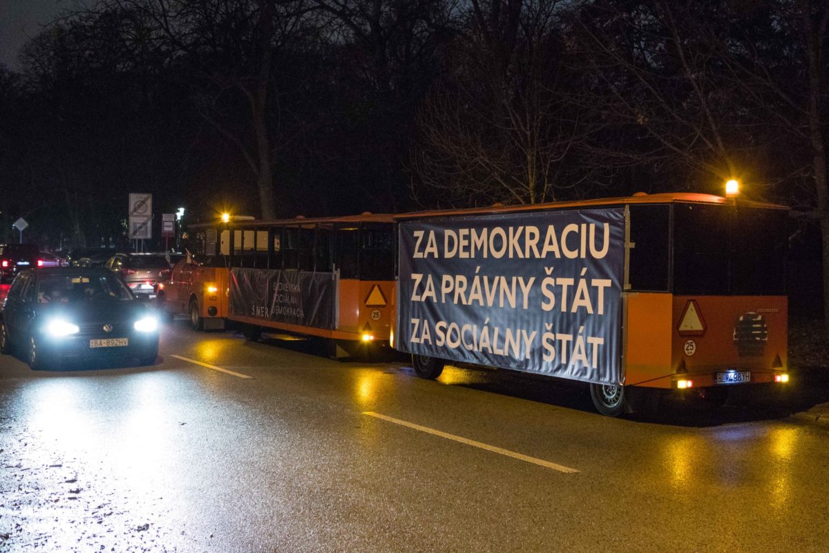 PROTEST: Smútočný sprievod strany SMER SD