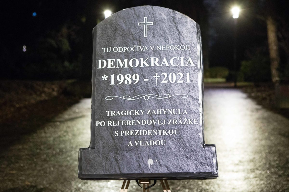 PROTEST: Smútočný sprievod strany SMER SD