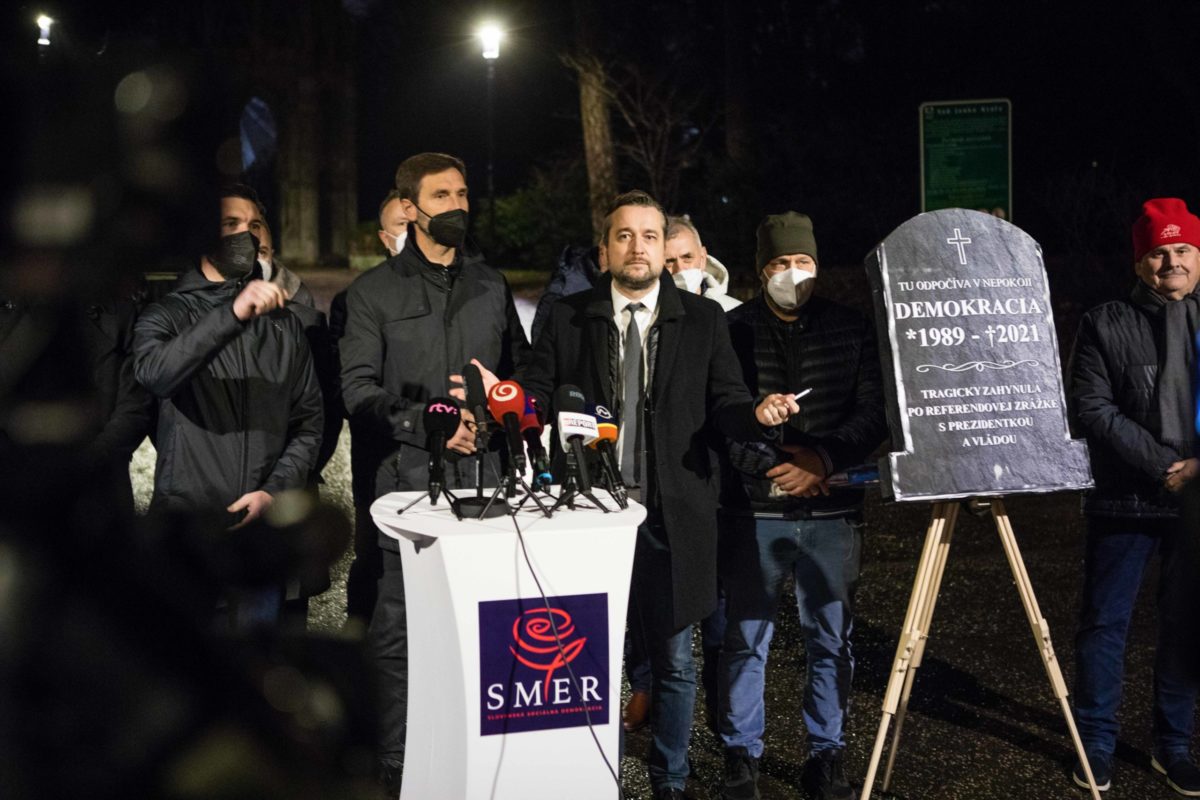 PROTEST: Smútočný sprievod strany SMER SD
