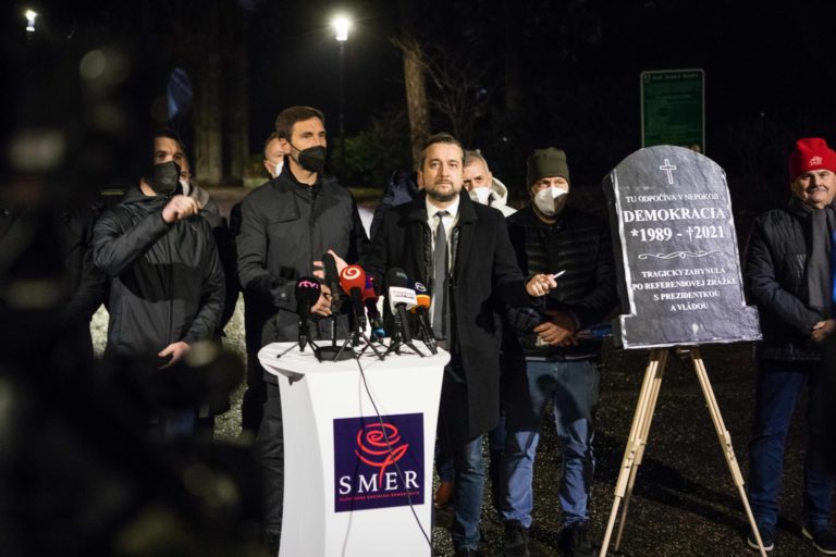 PROTEST: Smútočný sprievod strany SMER SD