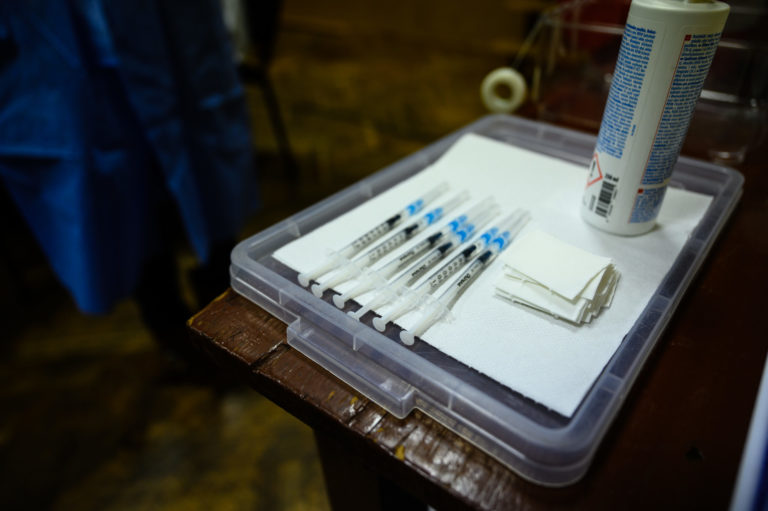 Injekcie s vakcínou proti COVID-19 pripravené na podanie v dočasnom vakcinačnom centre mobilného tímu Vakci Zuzka v obci Ivanchnová počas celoslovenskej očkovacej kampane Darujme si Vianoce, ktorú dnes v obci podporili premiér SR spolu s ministrom zdravotníctva SR. Ivachnová, 11. december 2021.