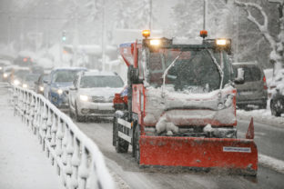 Dopravná situácia na Limbovej ulici počas intenzívneho sneženia v Bratislave. Bratislava, 9. december 2021.