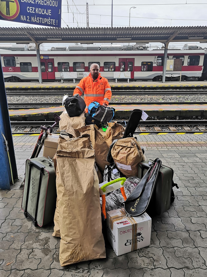 Milan pranda na stanici vrutky prebera zasielku darcekov pre oz dobry pastier.jpg
