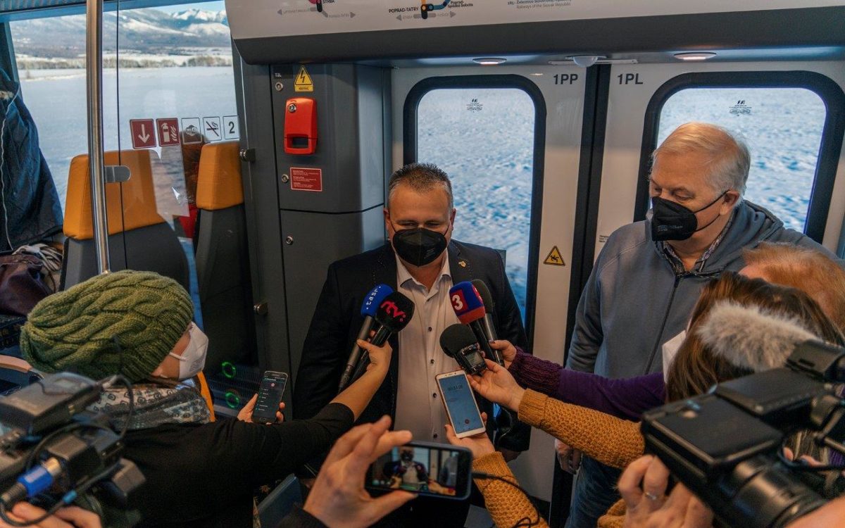 Na novych elektrozubackach sa previezol aj jan lukac podpredseda predstavenstva a riaditel useku prevadzky zssk a michal sykora starosta obca strba.jpg