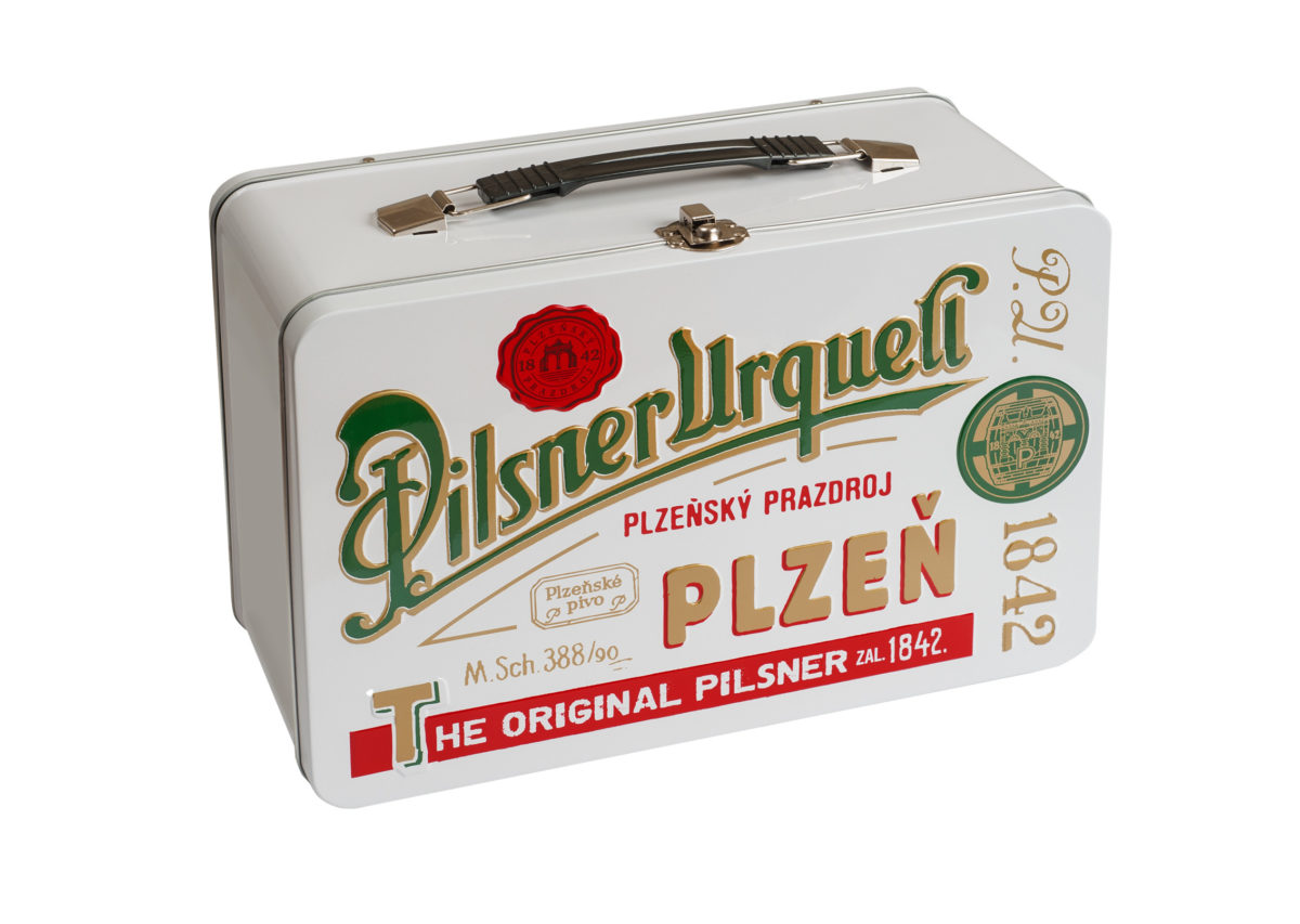 Oblubeny leziak pilsner urquell sa da v tomto obdobi kupit v stylovom plechovom kufriku ci v specialnej retro plechovke s objemom 750 ml. zdroj plzensky prazdroj slovensko.jpg
