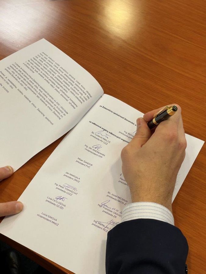 Podpis kolektivnej zmluvy zssk pre roky 20222023.jpg