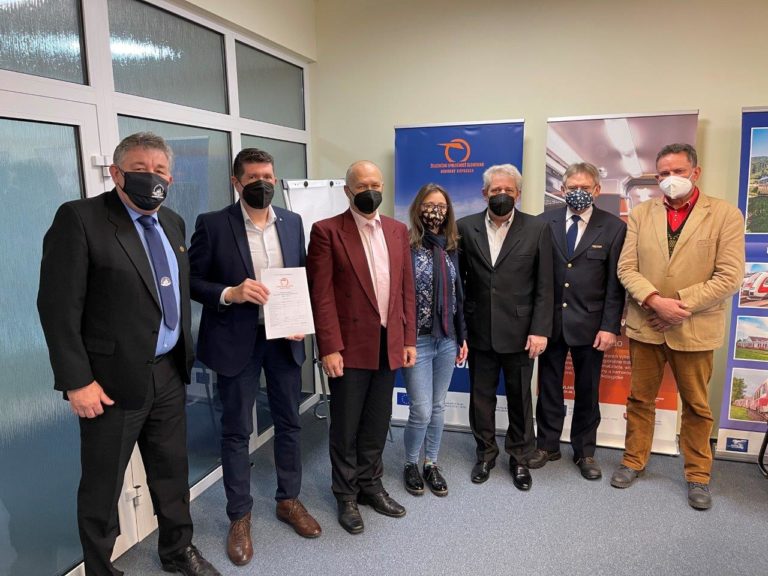 Predseda predstavenstva zssk roman koren a zastupcovia odborovych central sa stretli aby podpisali kolektivnu zmluvu o raste miezd vsetkych zamestnancov zssk.jpg