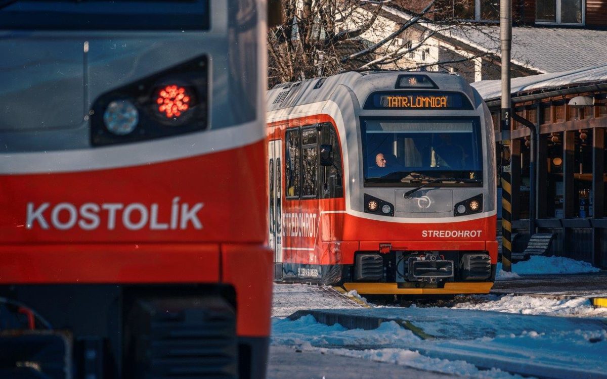 Prve dve elektrozubacky stredohrot a kostolik previezli prvych cestujucich na tatranskej elektrickej zeleznici tez.jpg