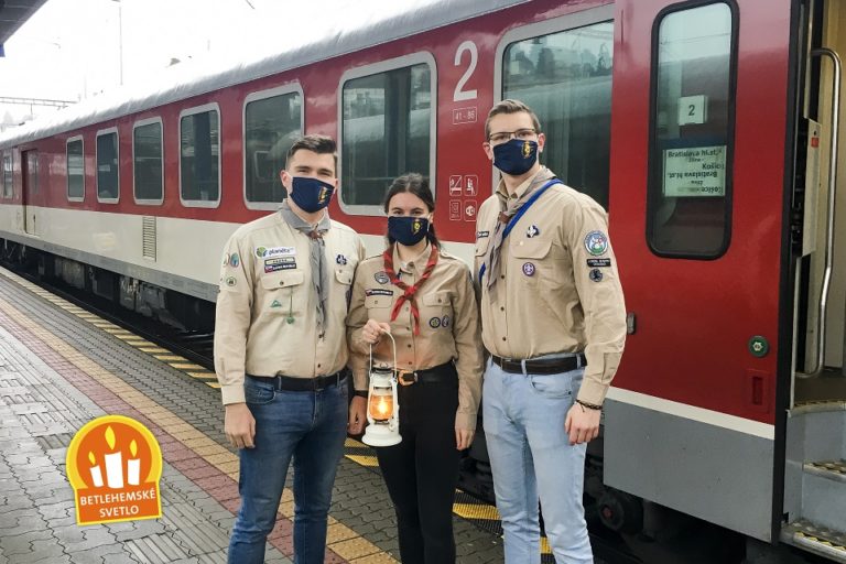 Slovenski skauti vdaka zssk roznesu symbol nadeje napriec slovenskom_foto emma velasova.jpg
