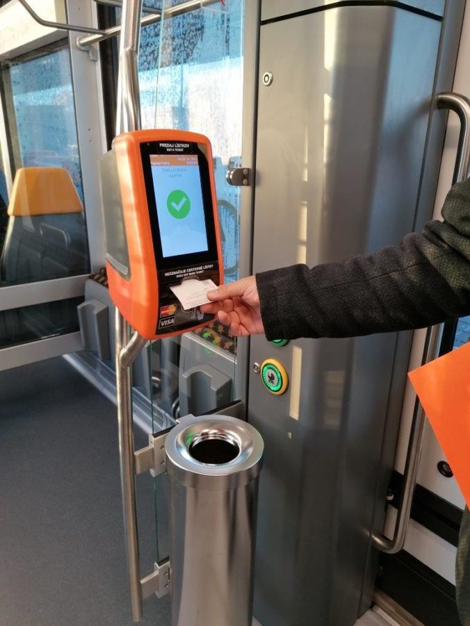 V elektrozubackach su k dispozicii aj mobilne automaty na platbu cestovnych listkov iba bezhotovostnou platbou.jpg