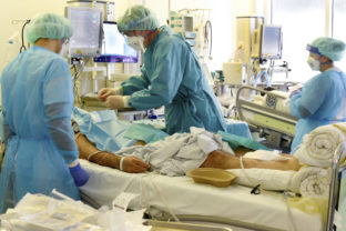 Koronavírus, nemocnica, hospitalizácia, umelá pľúcna ventilácia