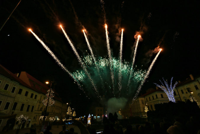 Novoročný pyromuzikálny ohňostroj v rámci osláv príchodu nového roka 2020 na Námestí SNP v Banskej Bystrici. Banská Bystrica, 1. január 2020.