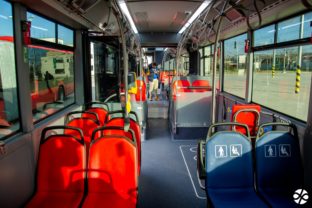 Veľkokapacitný autobus.