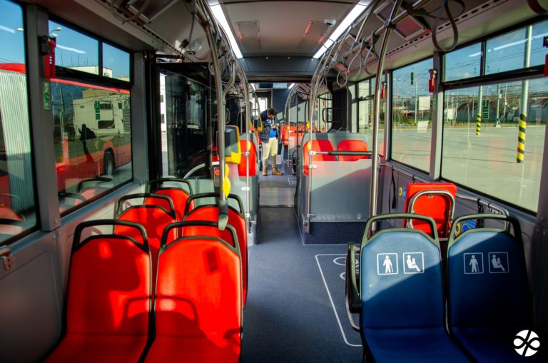 Veľkokapacitný autobus.