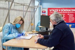 Očkovanie vo vakcinačnom centre v Banskej Bystrici.