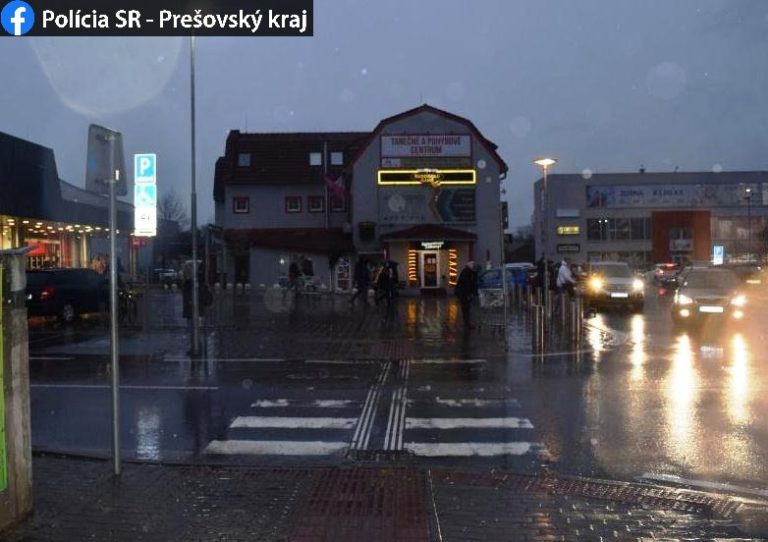 Vodič zrazenému chodcovi nepomohol a z miesta nehody odišiel.