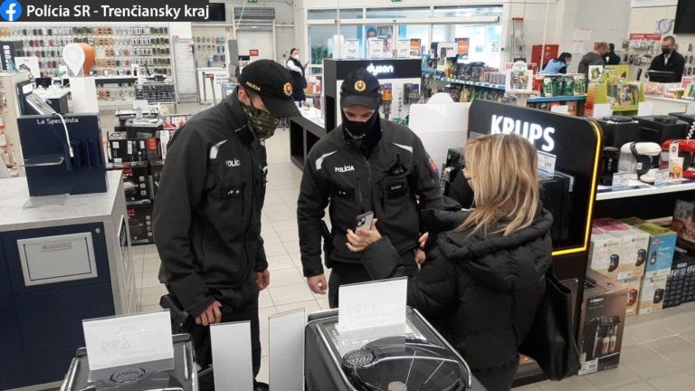 Polícia, pandemické opatrenia, covid pas