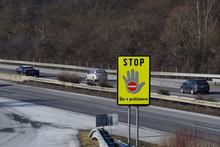 Diaľnica, jazda v protismere