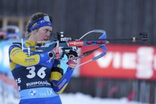 Elvira Oeberg of Sweden shoots during warm up for the women's 7.5km sprint race at the biathlon World Cup in Ruhpolding, Germany, Wednesday, Jan. 12, 2022. ()