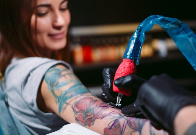 Látky obsiahnuté v tetovacích farbách sú zdraviu škodlivé, môžu dokonca spôsobiť rakovinu.