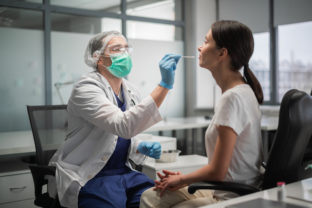 In the laboratory, tests for coronavirus by polymerase chain reaction are carried out, a smear is taken from the nasopharynx of a female patient